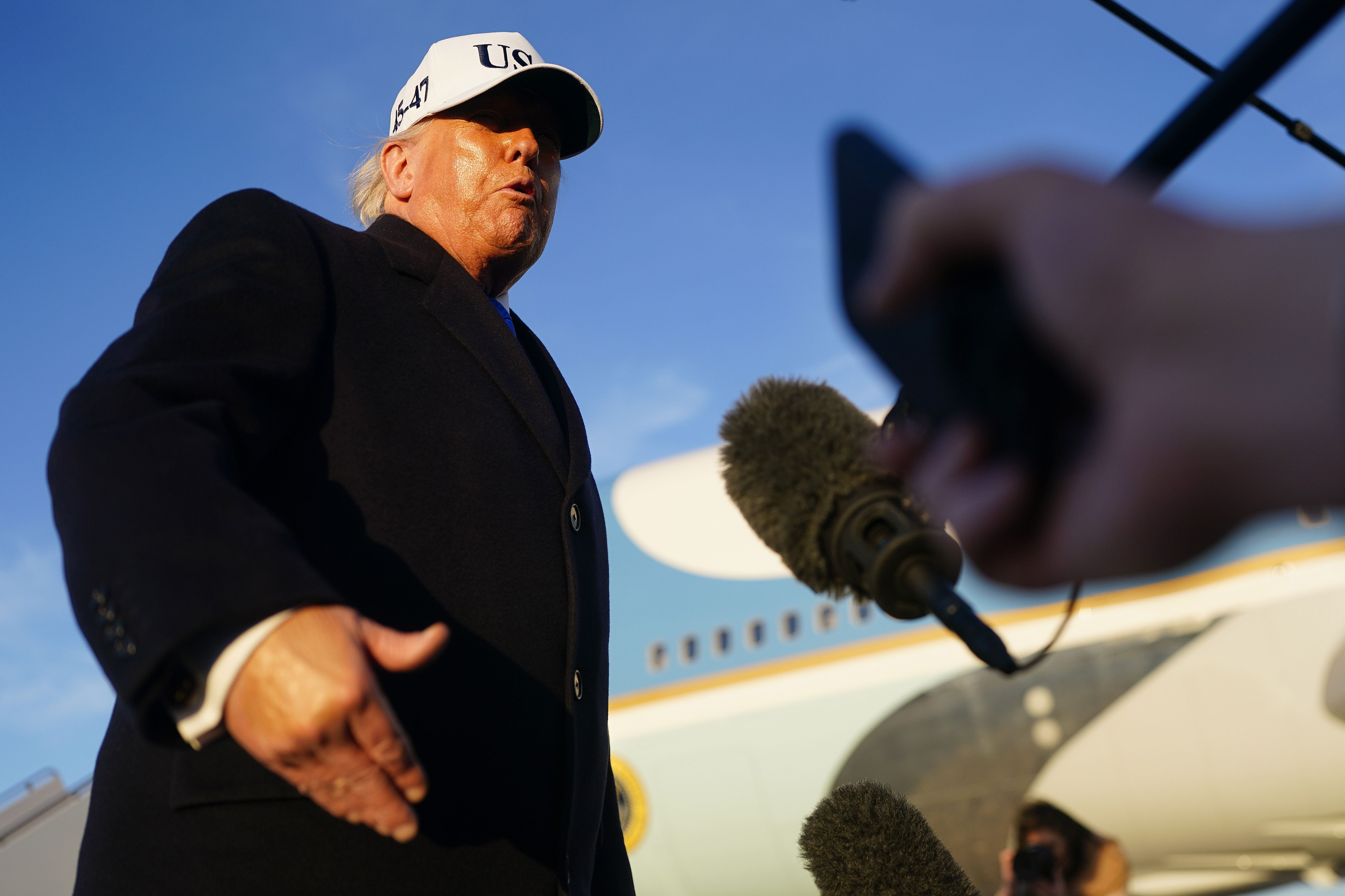 O presidente dos EUA, Donald Trump, fala com a imprensa antes de embarcar no Air Force One nesta sexta-feira (13)