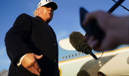 O presidente dos EUA, Donald Trump, fala com a imprensa antes de embarcar no Air Force One nesta sexta-feira (13)
