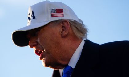 O presidente dos EUA, Donald Trump, fala com a imprensa antes de embarcar no Air Force One nesta sexta-feira (13)