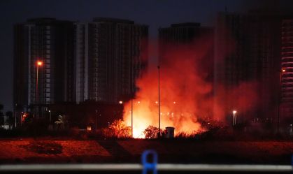 Fogo próximo à Embaixada dos EUA após um ataque em Bagdá, Iraque, em 17 de março