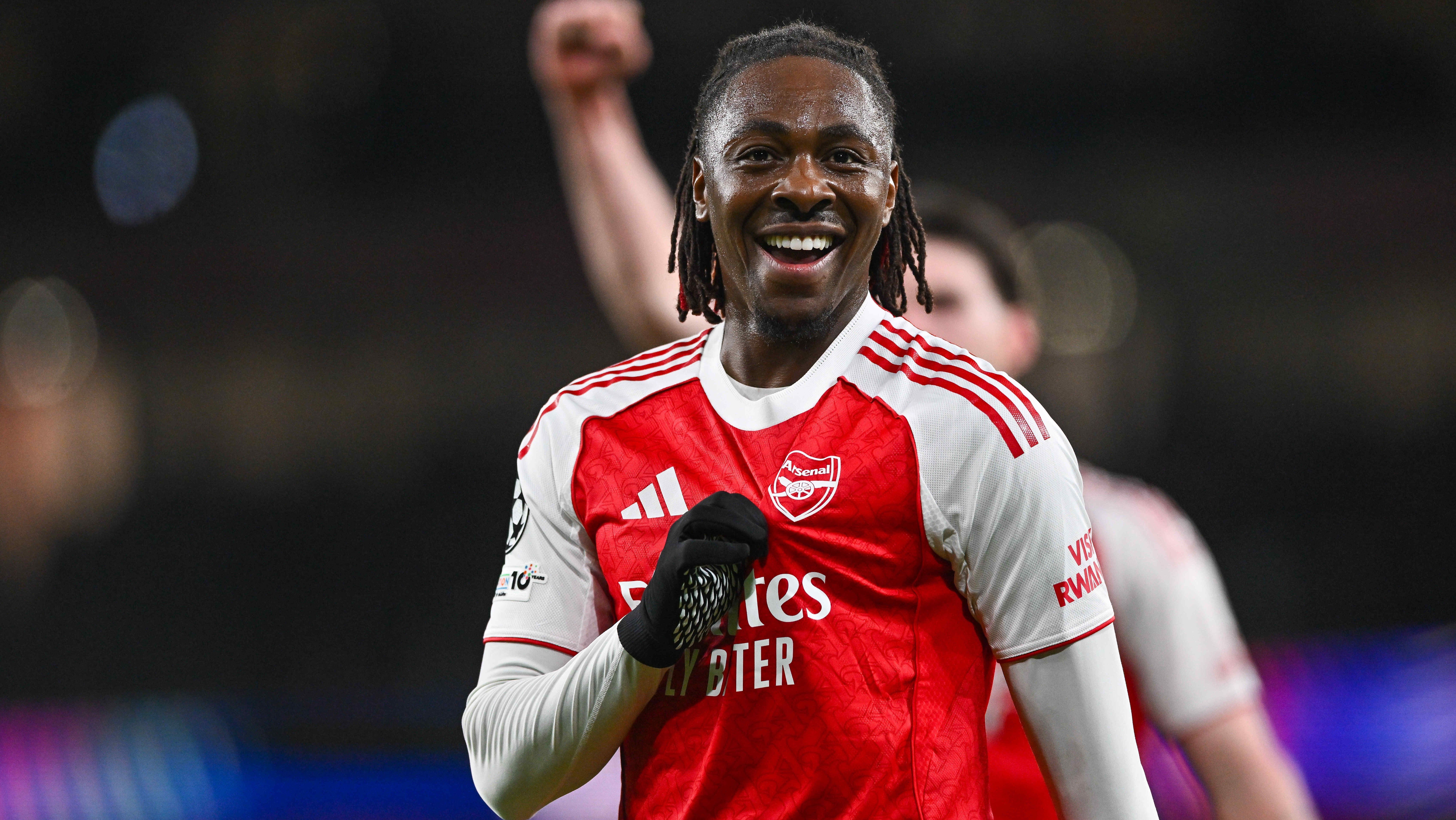 Eberechi Eze celebra gol pelo Arsenal contra o Bayer Leverkusen, na Champions League.