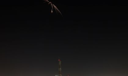 Mísseis lançados do Irã em direção a Israel aparecem no céu sobre Tel Aviv durante um ataque na noite desta terça-feira (17), horário de Brasília