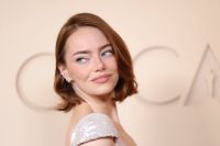 Emma Stone resgata tendência dos anos 1990 em look todo Louis Vuitton