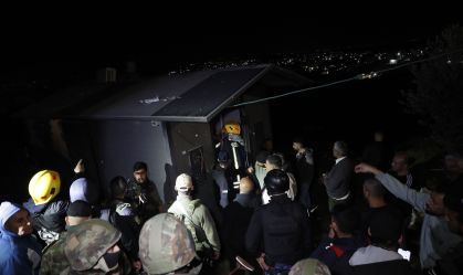 Forças de defesa civil e segurança no local após estilhaços de um míssil atingirem um salão de cabeleireiro em Beit Awwa, ao sul de Hebron, na Cisjordânia