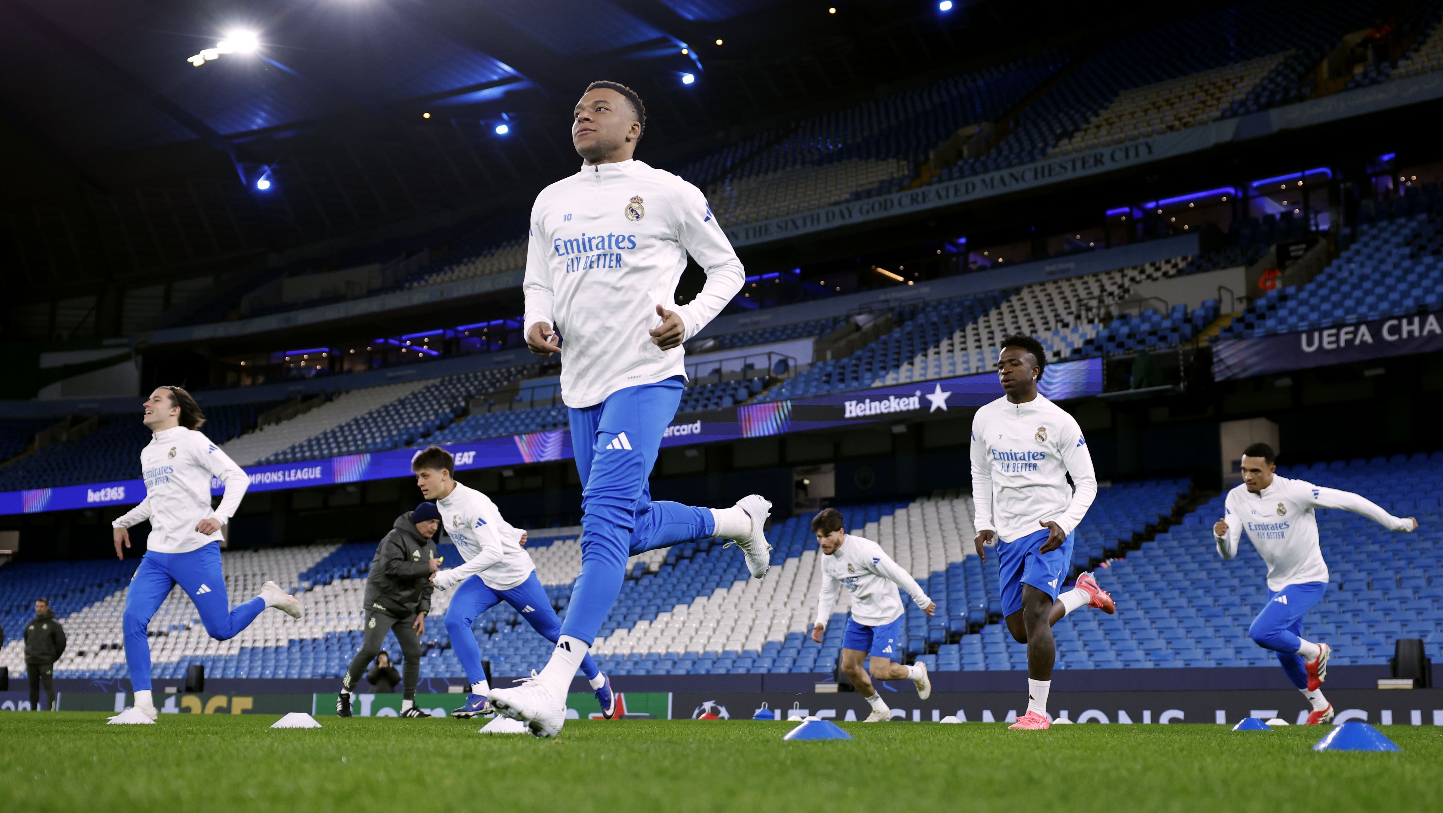 Kylian Mbappé, do Real Madrid, participa de treino com a equipe antes de partida contra o Manchester City.
