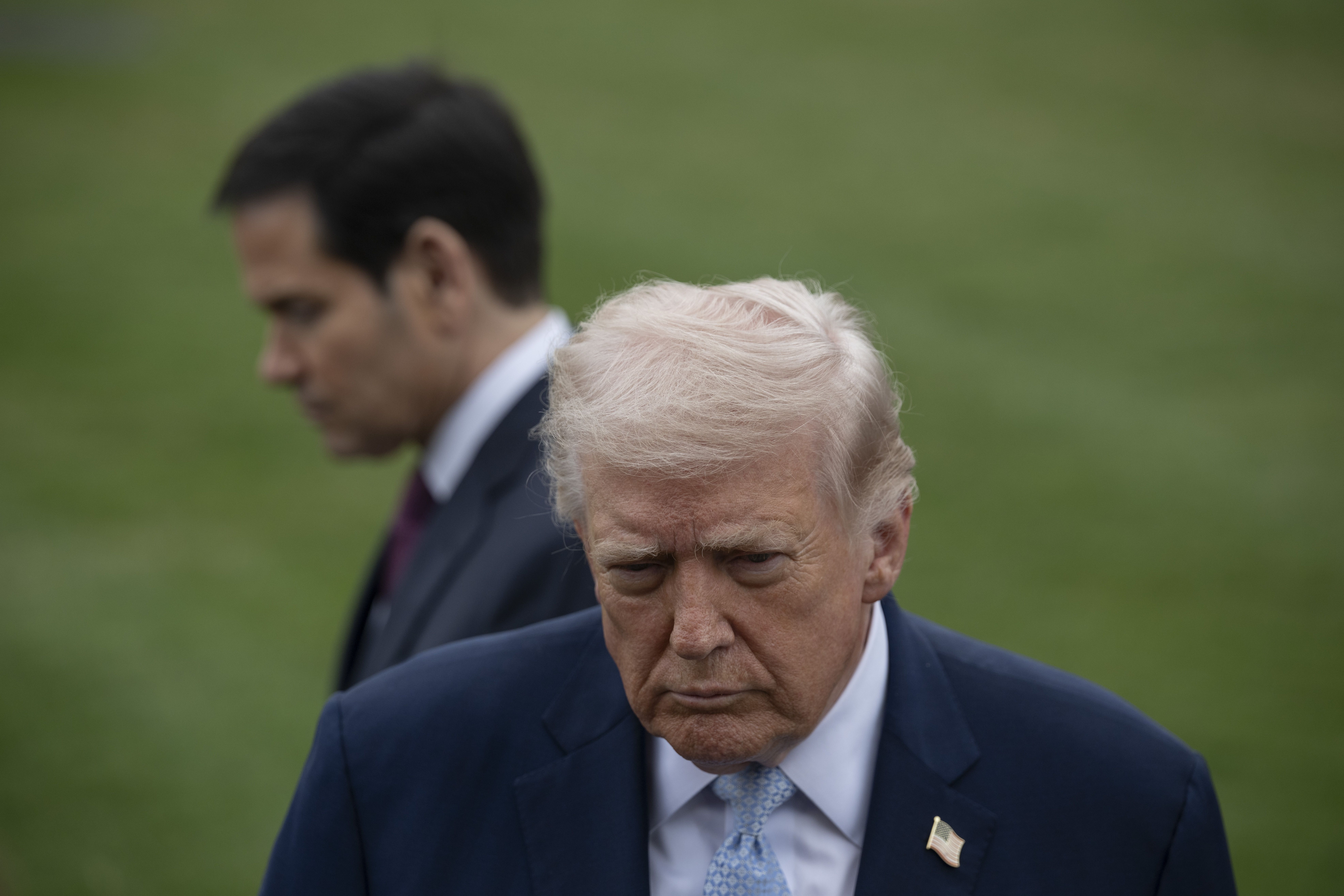 O presidente dos EUA, Donald Trump, fala à imprensa antes de deixar a Casa Branca em 20 de março