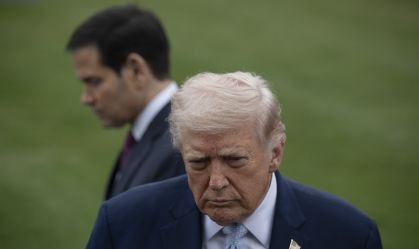 O presidente dos EUA, Donald Trump, fala à imprensa antes de deixar a Casa Branca em 20 de março