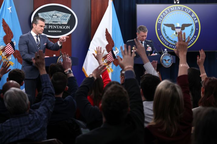 O Secretário de Defesa dos EUA, Pete Hegseth e o Chefe do Estado-Maior Conjunto, General Dan Caine durante uma coletiva de imprensa sobre a guerra com o Irã no Pentágono, em 19 de março de 2026 • Win McNamee/Getty Images