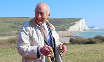 O Rei Charles III caminha pela Trilha Costeira durante a inauguração na Reserva Natural Nacional Seven Sisters, em Seaford, Inglaterra.