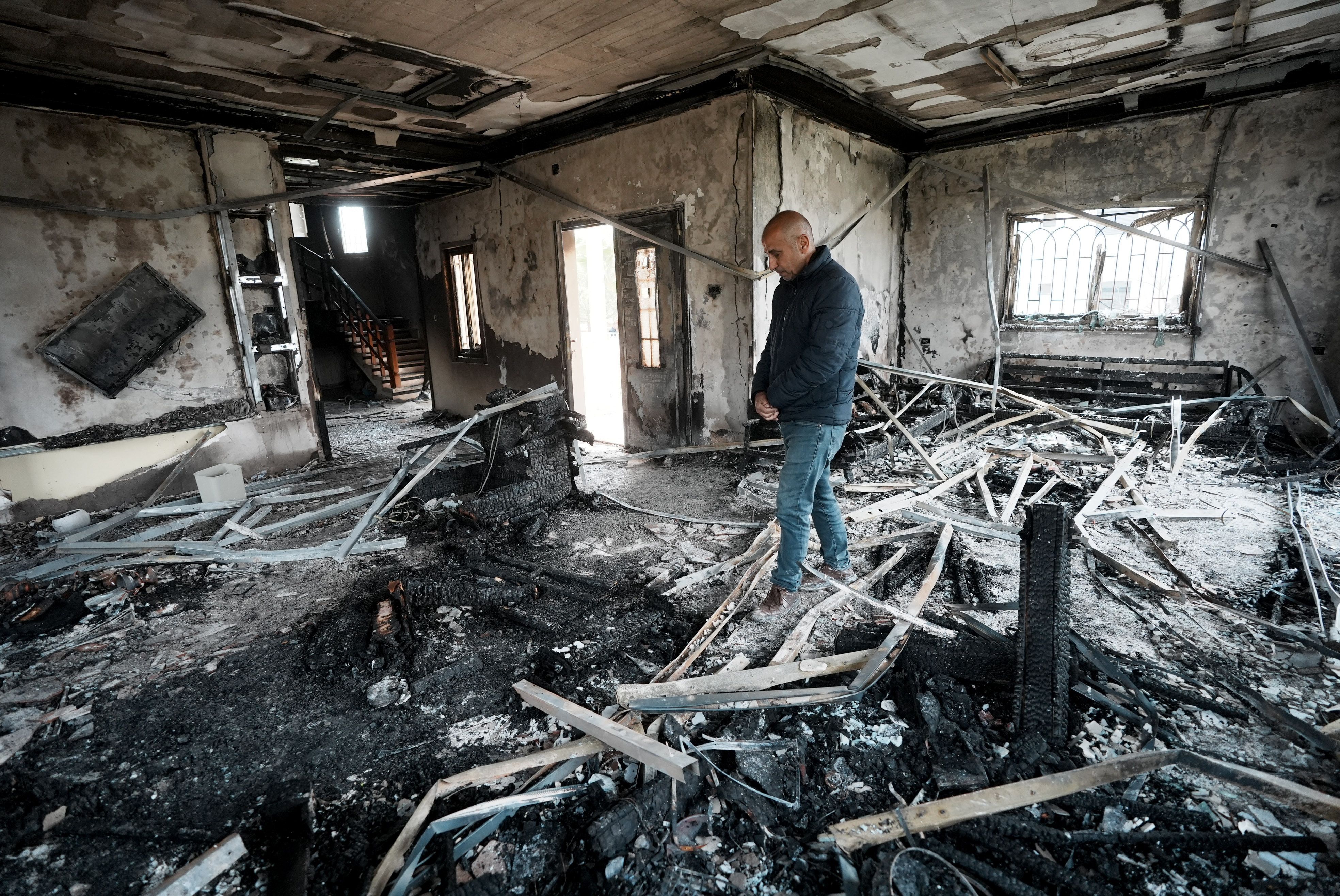 Colonos israelenses lançam ataque à cidade de Deir al-Hatab, incendiando casas e veículos palestinos em Nablus, Cisjordânia