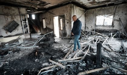 Colonos israelenses lançam ataque à cidade de Deir al-Hatab, incendiando casas e veículos palestinos em Nablus, Cisjordânia