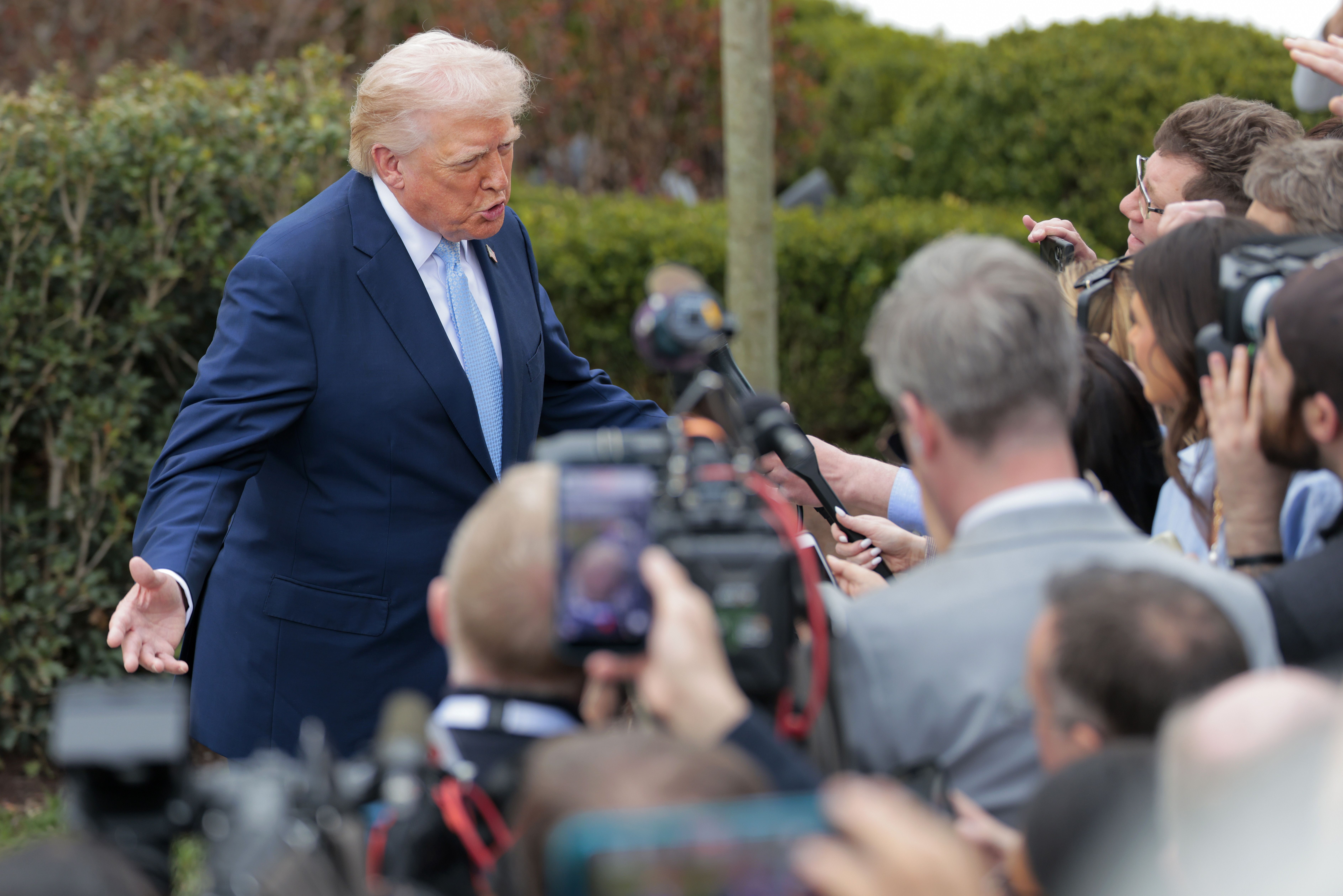 O presidente dos EUA, Donald Trump, falando com repórteres ao sair da Casa Branca nesta sexta-feira (20)