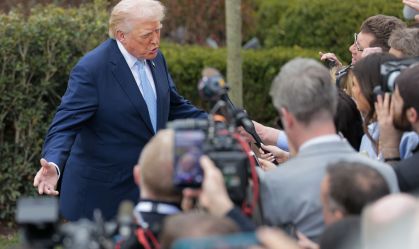 O presidente dos EUA, Donald Trump, falando com repórteres ao sair da Casa Branca nesta sexta-feira (20)