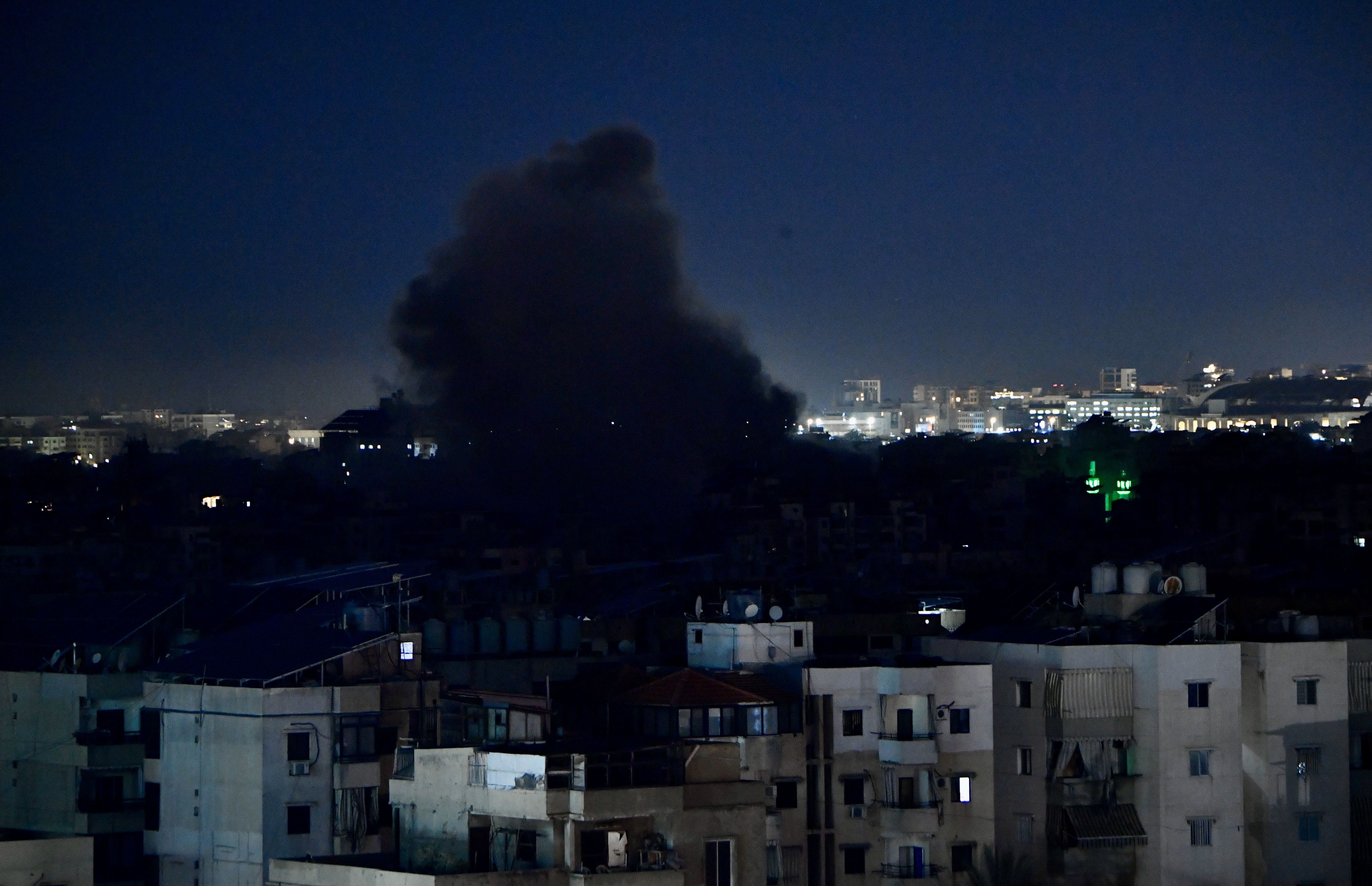 Fumaça sobre a área de Dahieh após ataques aéreos israelenses no sul de Beirute, Líbano
