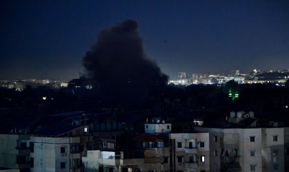 Fumaça sobre a área de Dahieh após ataques aéreos israelenses no sul de Beirute, Líbano