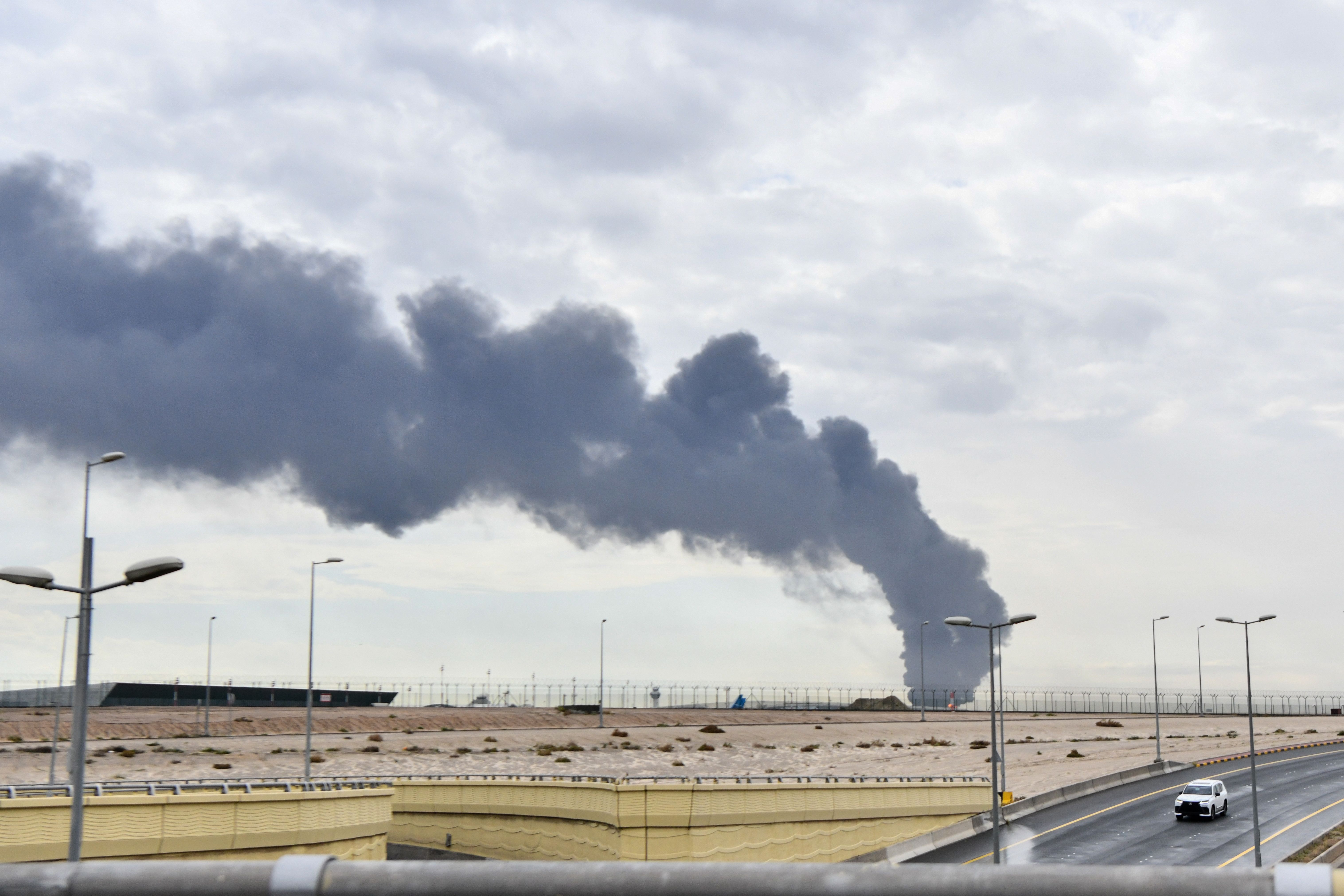 Fumaça sobe após um veículo aéreo não tripulado do Irã realizar um ataque a um depósito de combustível no Aeroporto Internacional do Kuwait, em 25 de março de 2026