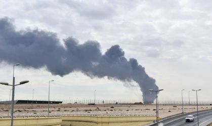 Fumaça sobe após um veículo aéreo não tripulado do Irã realizar um ataque a um depósito de combustível no Aeroporto Internacional do Kuwait, em 25 de março de 2026
