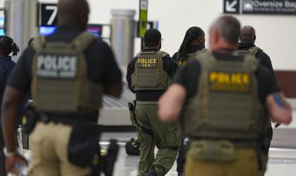 Grupo de agentes do ICE caminha pelo Aeroporto Internacional Hartsfield-Jackson em 25 de março de 2026, em Atlanta, Geórgia