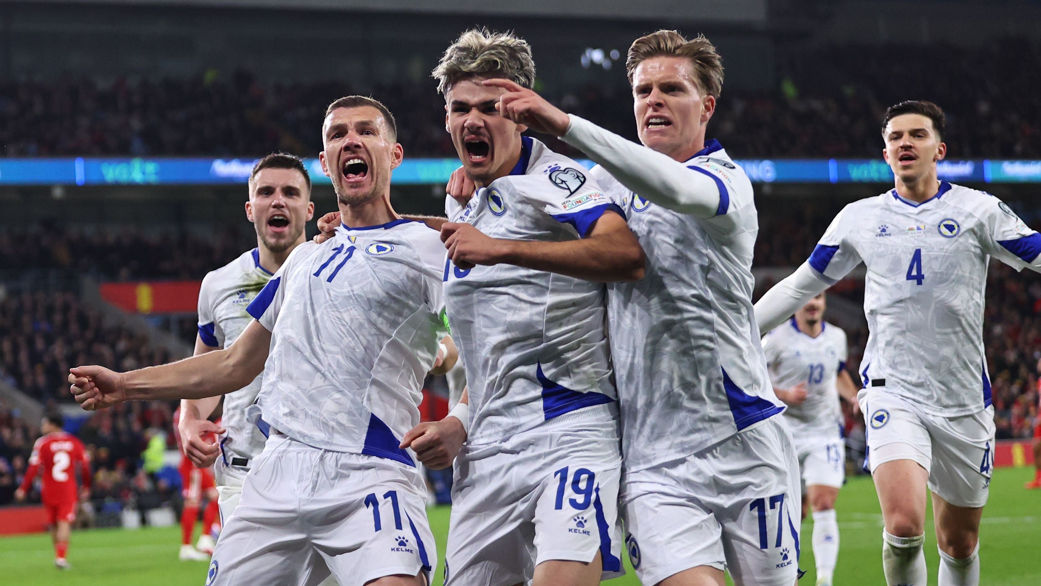 Seleção da Bósnia celebra gol em partida contra o País de Gales.