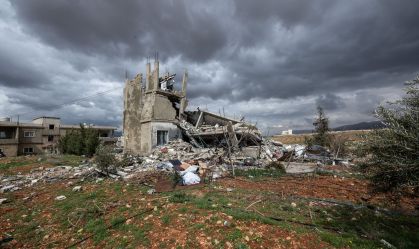 Cena de um ataque aéreo israelense contra uma casa civil que causou várias mortes na vila de Shaat, no Líbano, em 23 de março