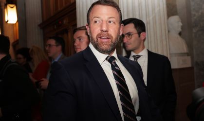 O senador republicano Markwayne Mullin no Capitólio nesta segunda-feira (23), em Washington