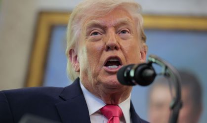 O presidente dos EUA, Donald Trump, no Salão Oval da Casa Branca, em 24 de março