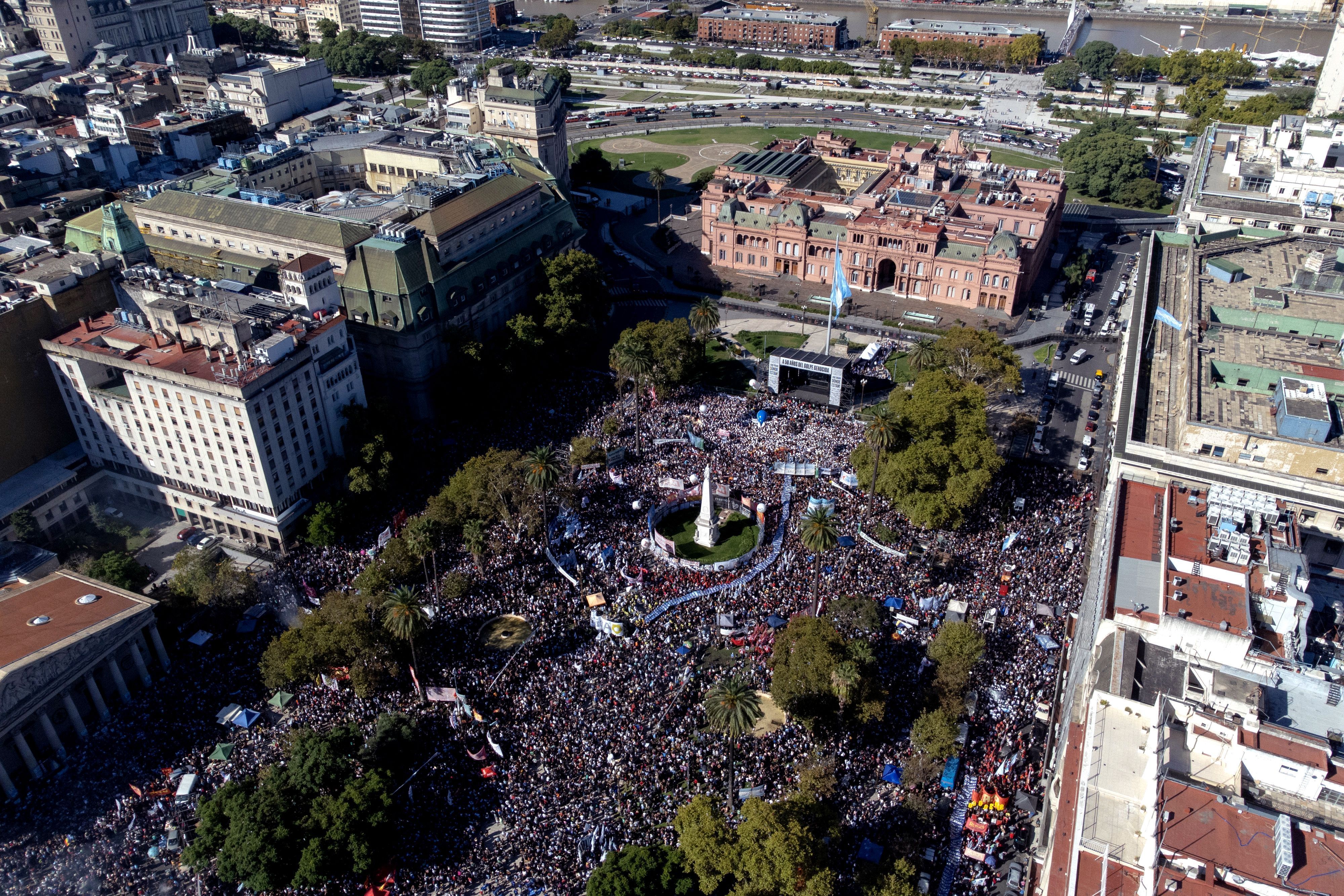 Manifestantes vão às ruas em Buenos Aires nos 50 anos do golpe militar, nesta terça-feira (24)