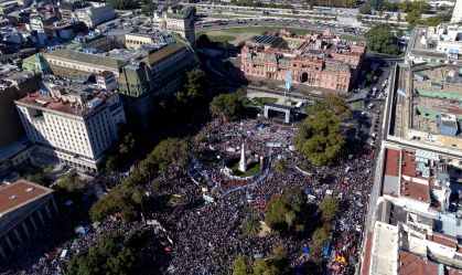 Manifestantes vão às ruas em Buenos Aires nos 50 anos do golpe militar, nesta terça-feira (24)