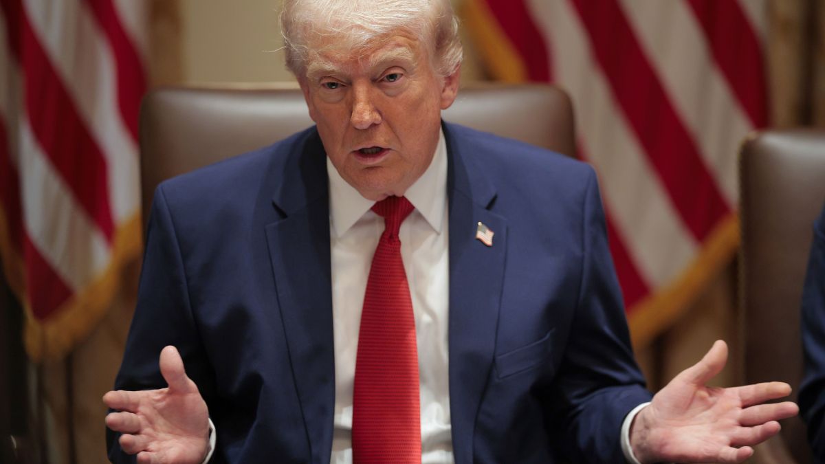 Donald Trump e porta-voz Karoline Leavitt em coletiva de imprensa na Casa Branca em Washington.