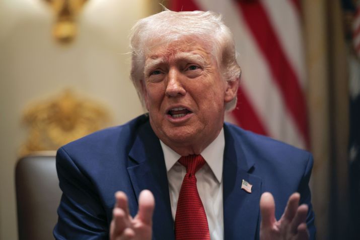 O presidente dos EUA, Donald Trump, durante uma reunião de gabinete na Casa Branca, nesta quinta-feira (26) • Chip Somodevilla/Getty Images