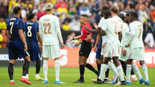 O árbitro Guido Gonzales Jr. mostra o cartão vermelho para Dayot Upamecano, da França, durante o amistoso com o Brasil