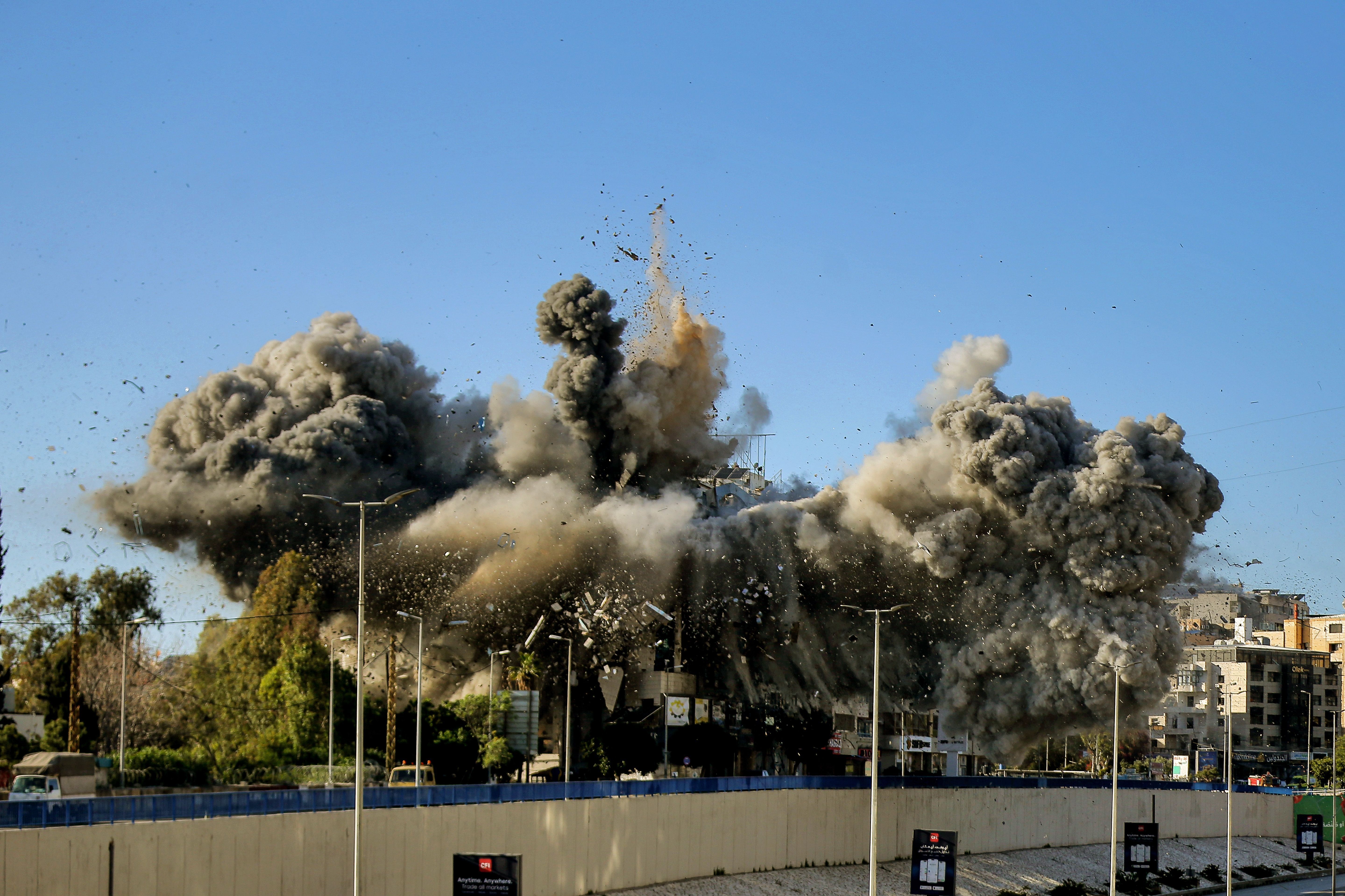Fumaça sai de um prédio que foi alvo de um ataque aéreo israelense na periferia sul de Beirute