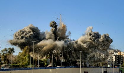 Fumaça sai de um prédio que foi alvo de um ataque aéreo israelense na periferia sul de Beirute