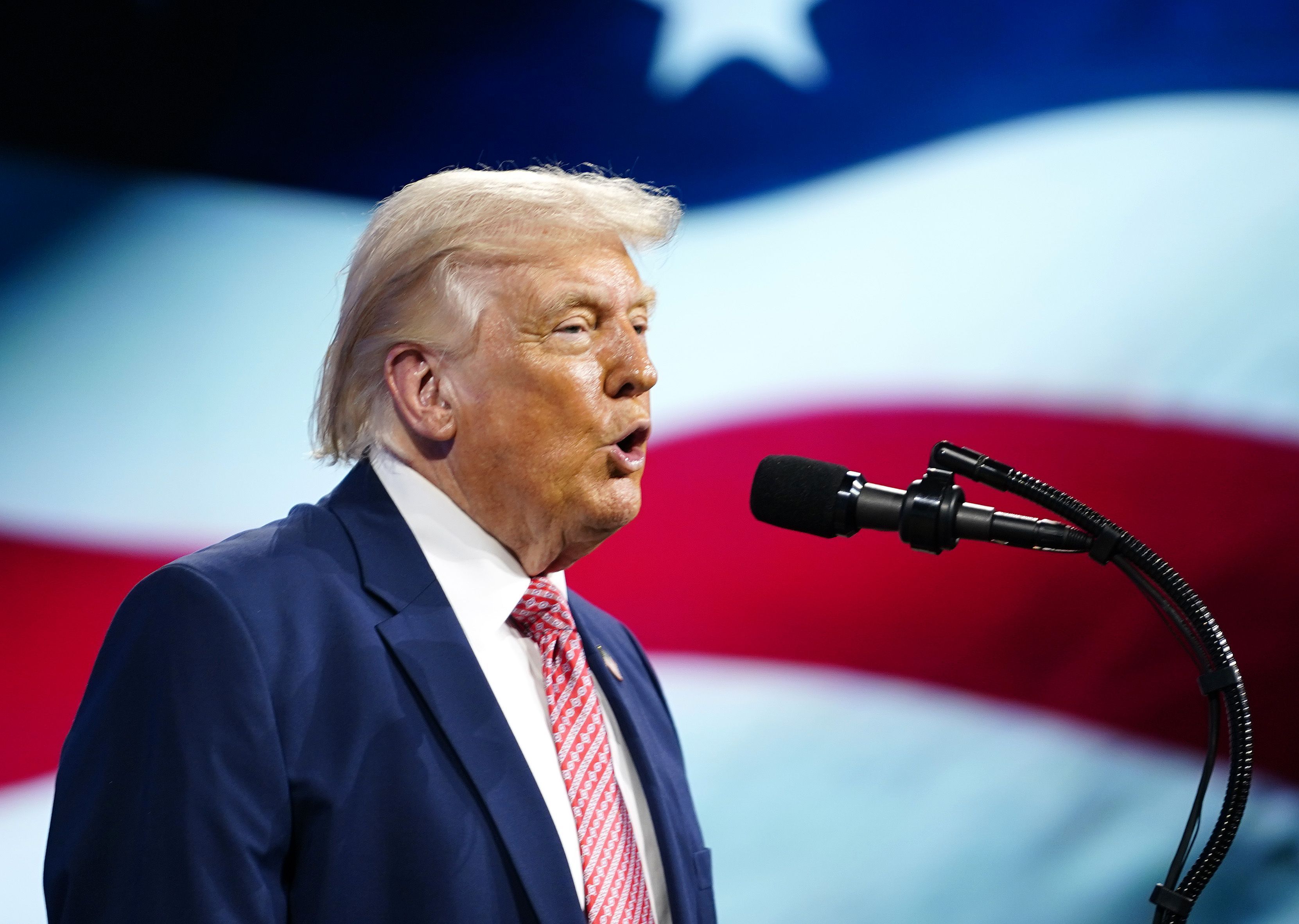 O presidente dos EUA, Donald Trump, durante discurso na Cúpula FII PRIORITY em Miami Beach, Flórida • Nathan Howard/Getty Images