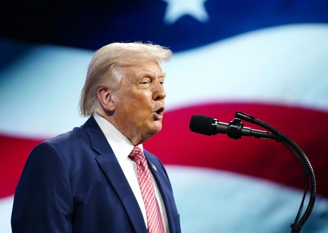 O presidente dos EUA, Donald Trump, durante discurso na Cúpula FII PRIORITY em Miami Beach, Flórida • Nathan Howard/Getty Images