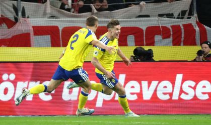 Viktor Gyökeres elebra gol pela Suécia na final da repescagem europeia contra a Polônia.