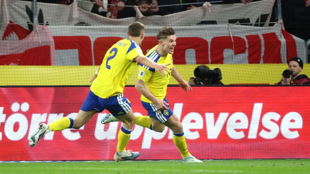 Viktor Gyökeres elebra gol pela Suécia na final da repescagem europeia contra a Polônia.