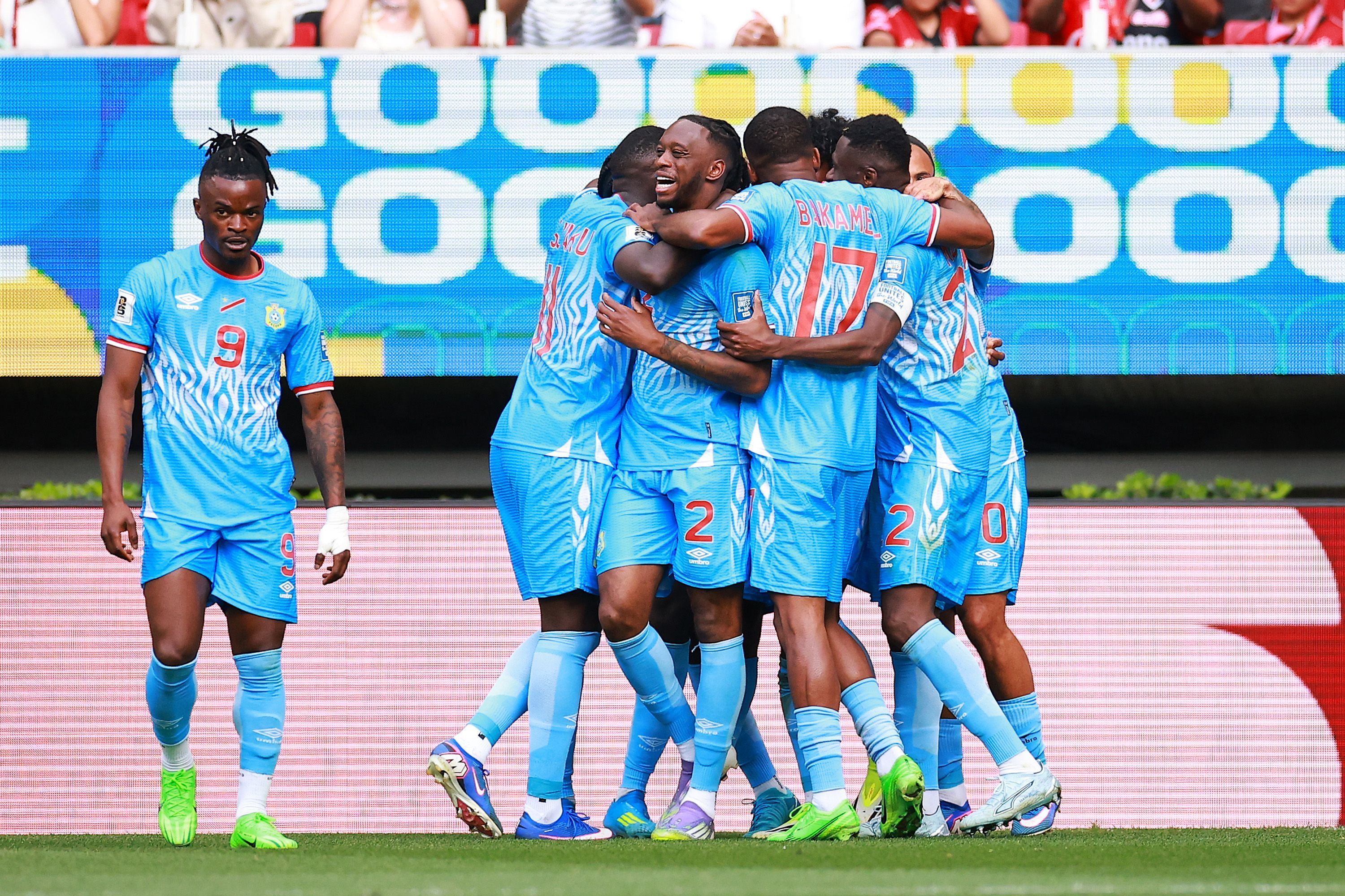 Jogadores da RD do Congo comemoram gol contra a Jamaica