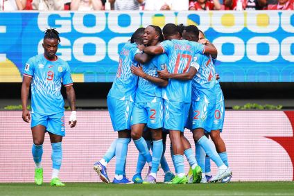 Jogadores da RD do Congo comemoram gol contra a Jamaica