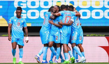 Jogadores da RD do Congo comemoram gol contra a Jamaica