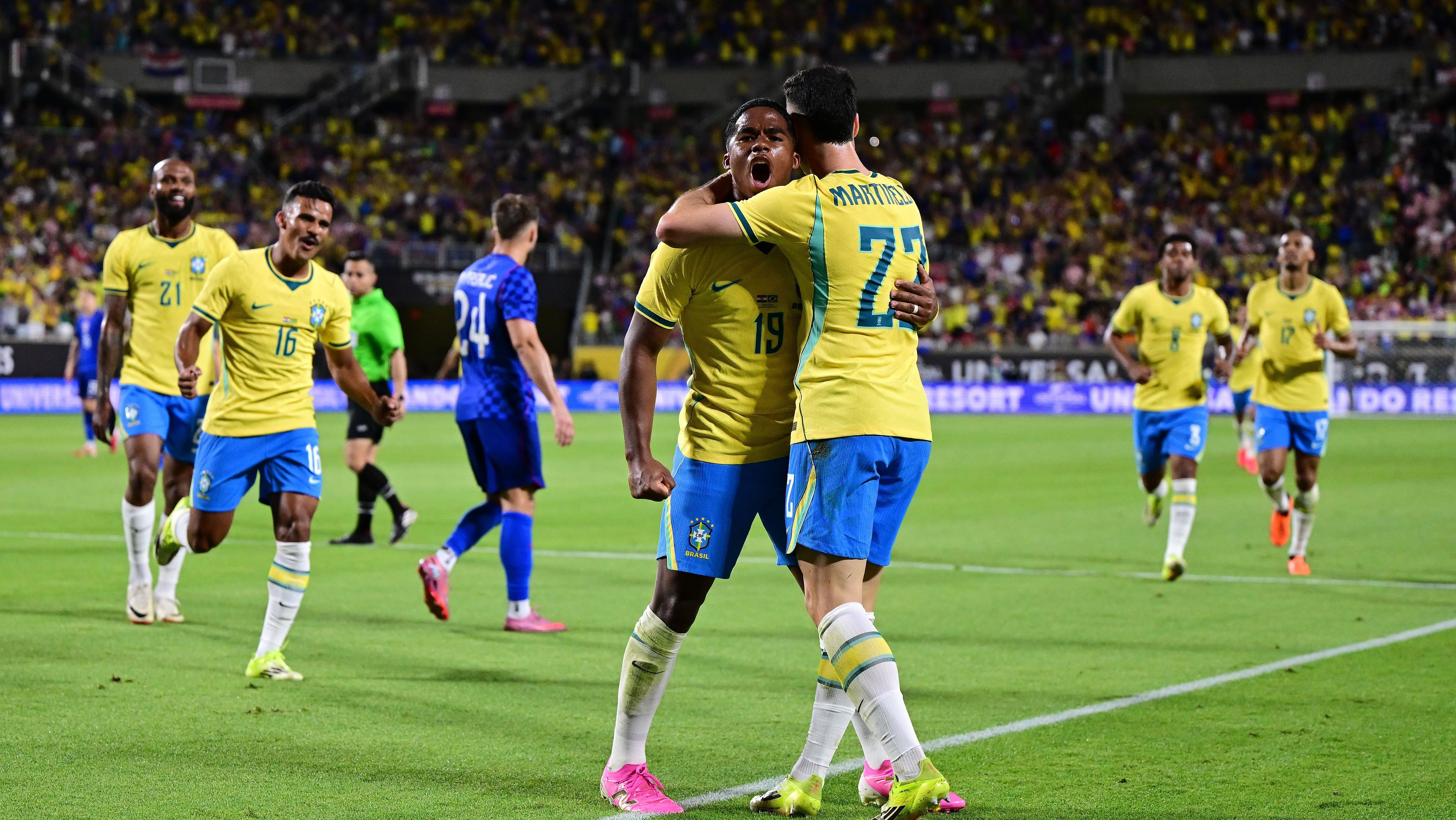 Endrick e Martinelli comemoram o terceiro gol do Brasil
