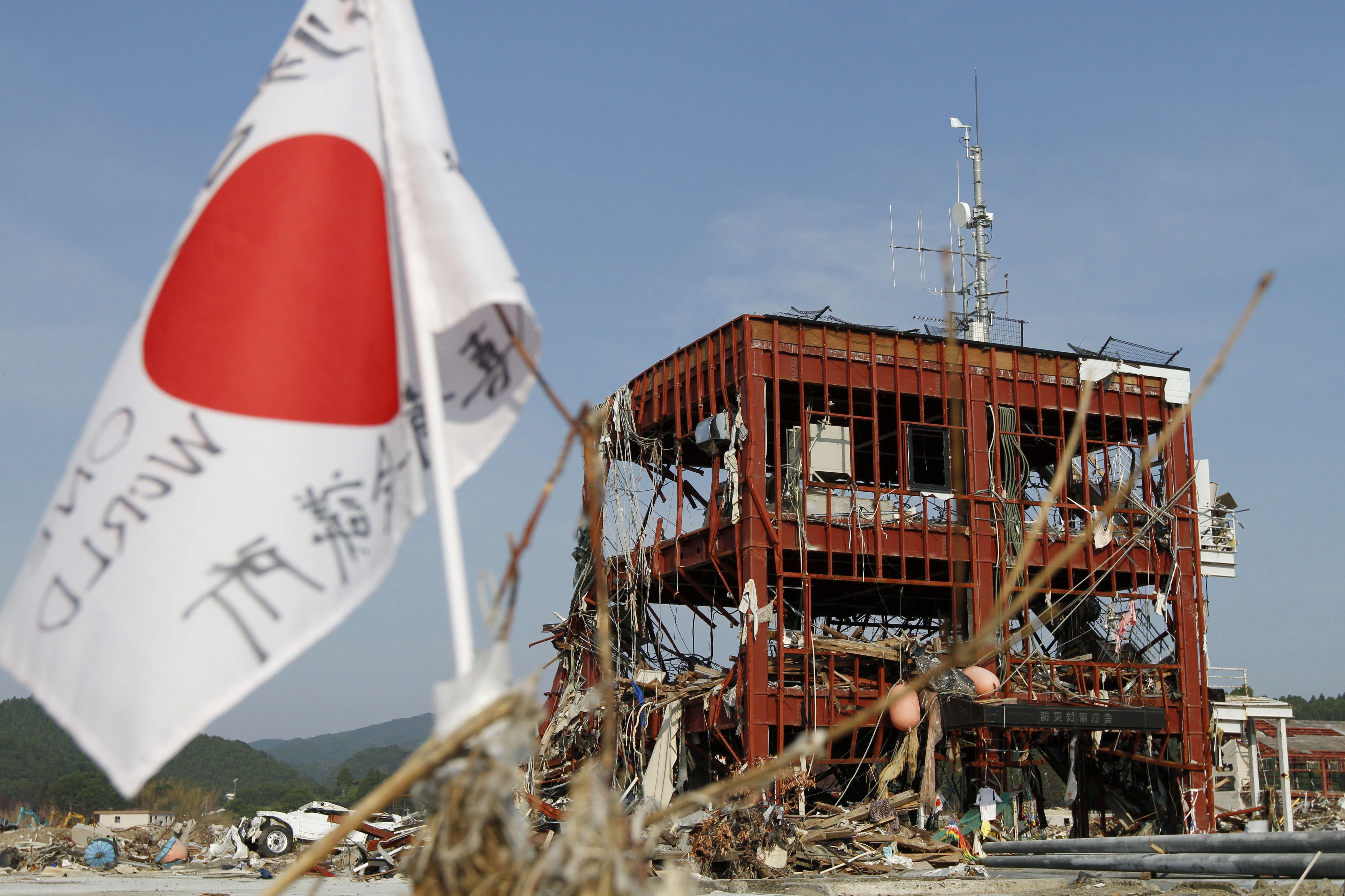 Prédio do Departamento de Gerenciamento de Crises da cidade, devastado pelo terremoto e tsunami que atingiram o nordeste do Japão em 11 de março de 2011