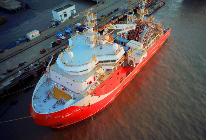 A primeira barcaça de petróleo bruto com posicionamento dinâmico em águas profundas do mundo (N697-CTV) parte para testes em 12 de janeiro de 2018 em Qidong, província de Jiangsu, China • Visual China Group via Getty Images