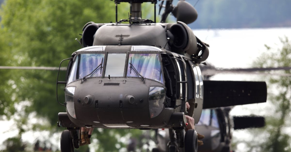 Avião com 168 pessoas a bordo quase colide com helicóptero militar dos EUA
