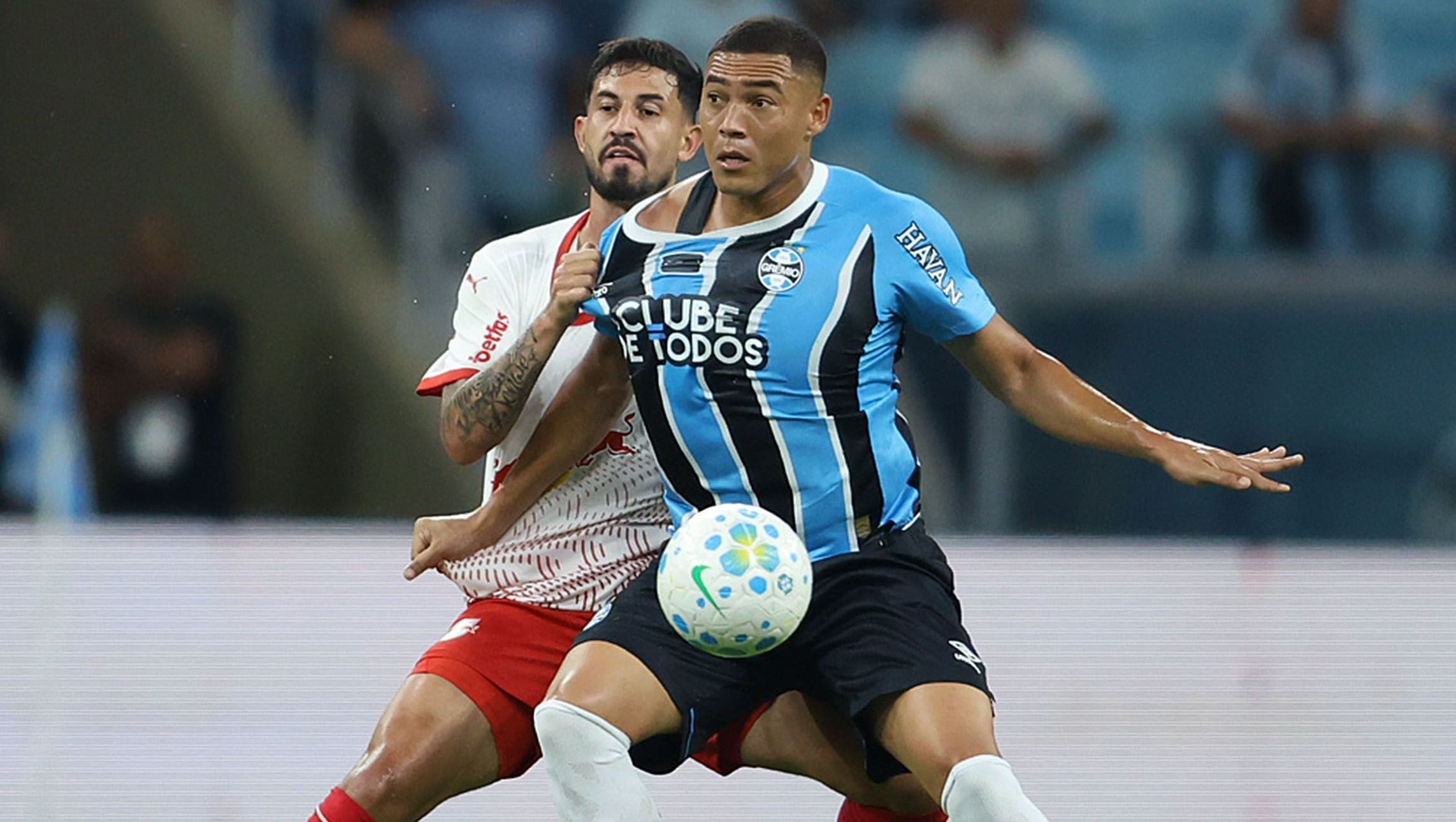 Disputa de bola em Grêmio x Bragantino