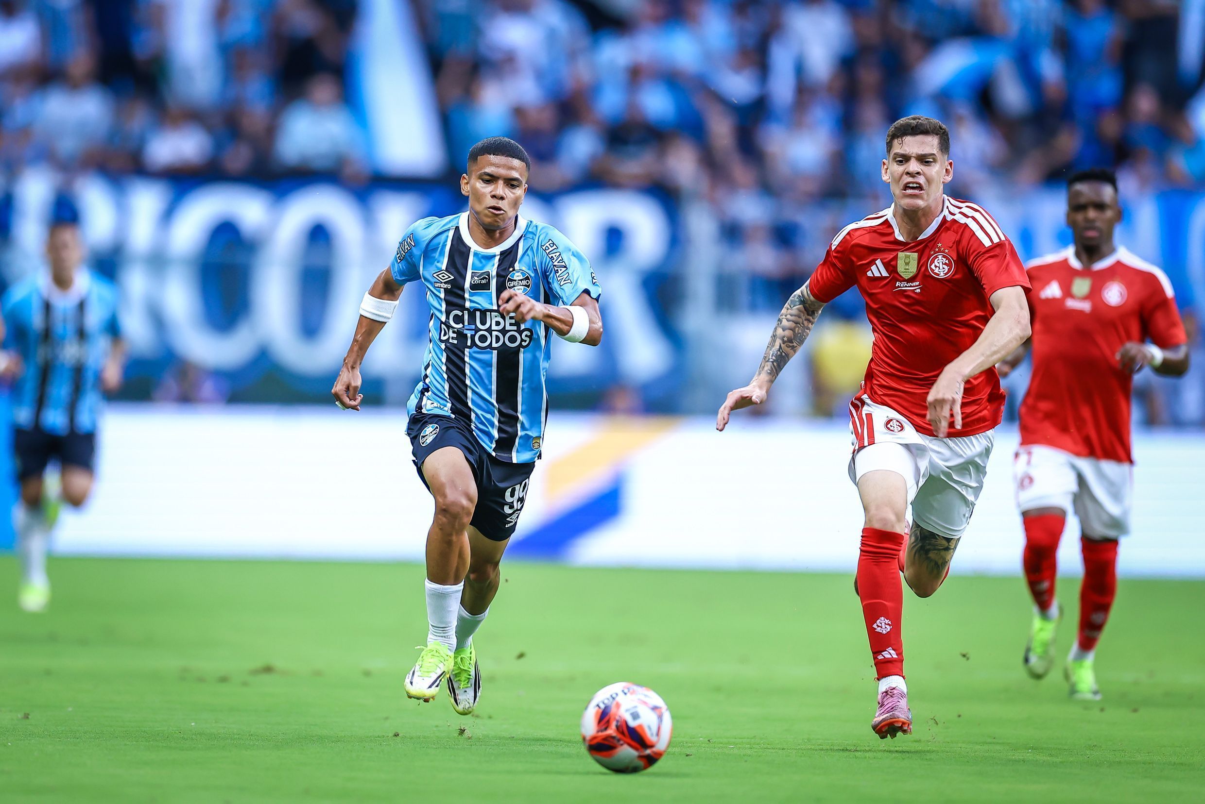 Disputa de bola durante final do Campeonato Gaúcho