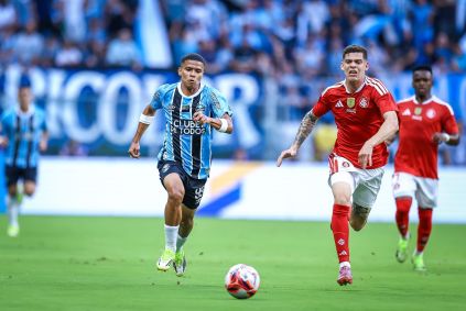 Disputa de bola durante final do Campeonato Gaúcho