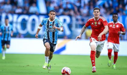 Disputa de bola durante final do Campeonato Gaúcho