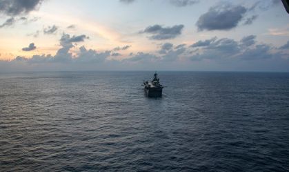 O navio USS Tripoli (LHA-7) navega em um local identificado como o Oceano Índico