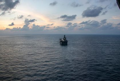 Navio de guerra dos EUA transporta 1.800 fuzileiros no Oceano Índico